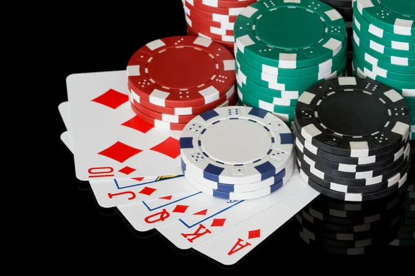 Chips di poker con carte — Foto Stock