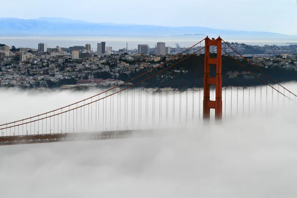 Goldene Torbrücke im Nebel — Stockfoto