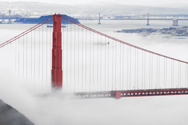 Golden Gate Bridge in fog — Stock Photo, Image