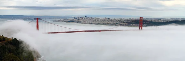 Χρυσή γέφυρα πυλών στο ομίχλης — Φωτογραφία Αρχείου