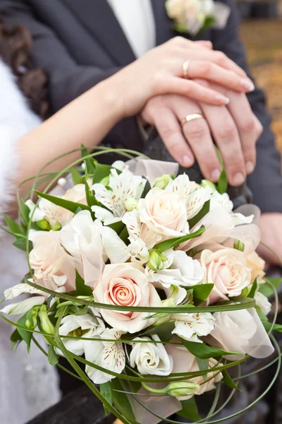 结婚花束和有结婚戒指的手 — 图库照片