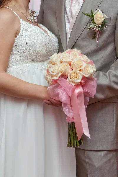 Bukiet ślubny w ręce pana młodego i panny młodej — Zdjęcie stockowe