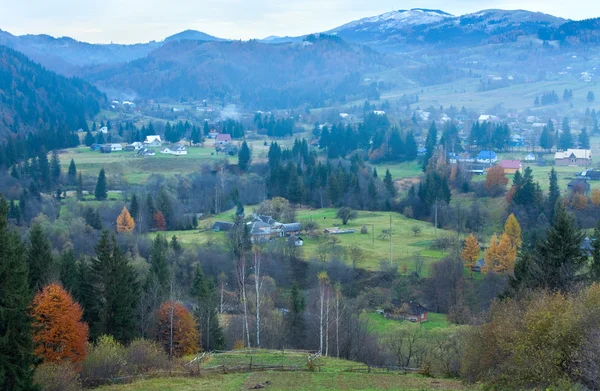 Podzimní horské vesnice — Stock fotografie