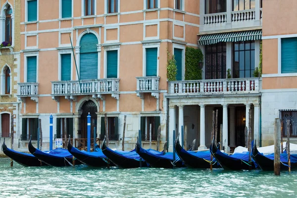 Vista de Venecia con góndolas —  Fotos de Stock