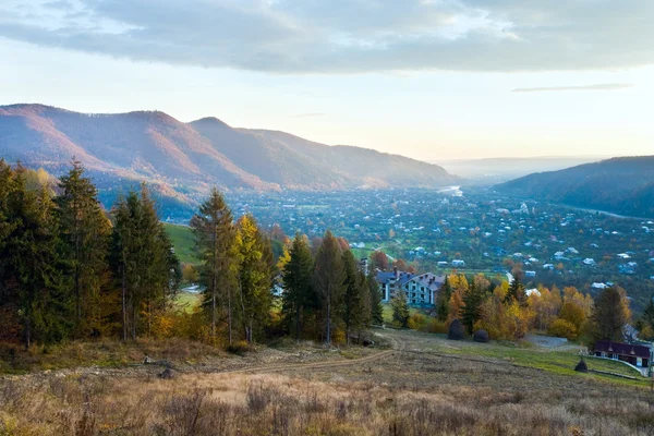 秋の山の村と日の出 — ストック写真