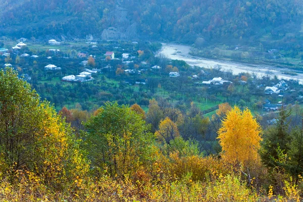 Herbstliches Bergdorf — Stockfoto