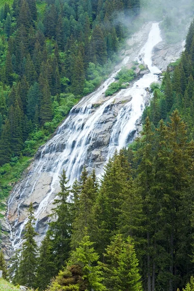 Alpy vodopád letní pohled — Stock fotografie