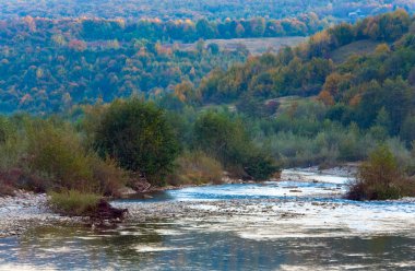 Sonbahar dağ nehri.