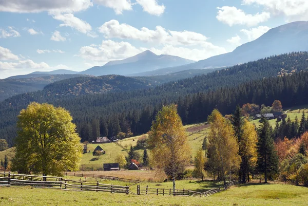 Höstens bergsby — Stockfoto