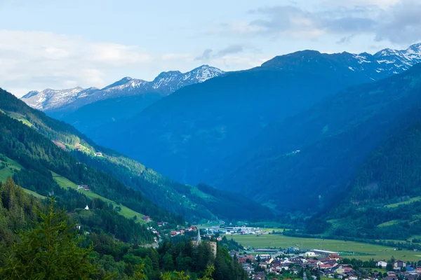 Alpes pueblo de verano — Foto de Stock