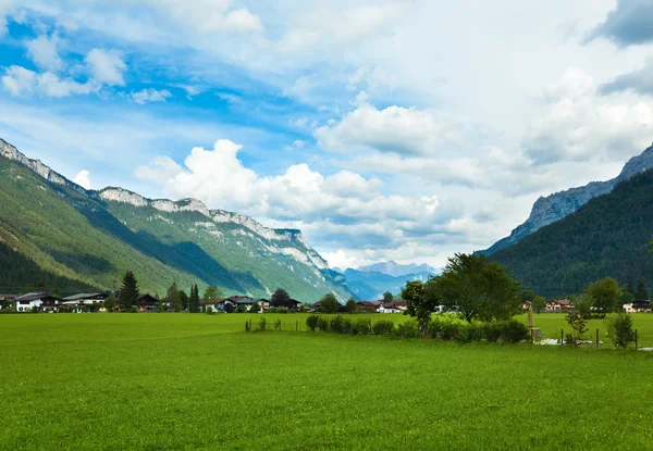Летняя деревня Альп — стоковое фото