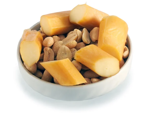 Erdnüsse und Käse — Stockfoto
