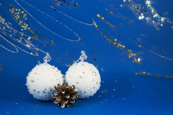 Composition festive de boule de Noël sur bac d'hiver décoratif bleu — Photo