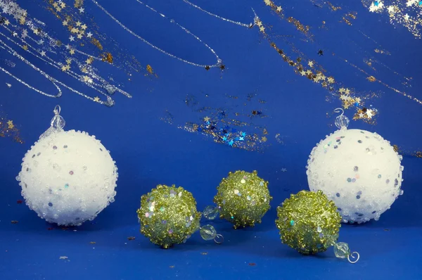 Composição festiva da bola de Natal no bac decorativo azul do inverno — Fotografia de Stock