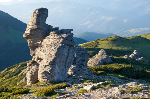 Kamennou postavu na horský hřeben — Stock fotografie