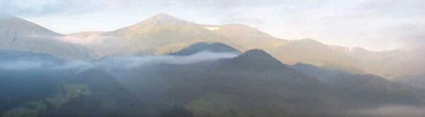 夏の朝山パノラマ — ストック写真