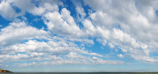 Blå himmel panorama - Stock-foto