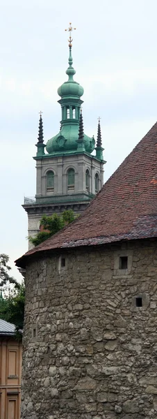 Torre e iglesia — Foto de Stock