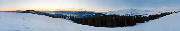 Panorama de montagne au lever du soleil — Photo