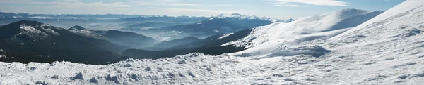 Зимняя панорама горы — стоковое фото