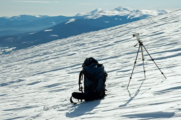 Tornister und Stativ in den Winterbergen — Stockfoto