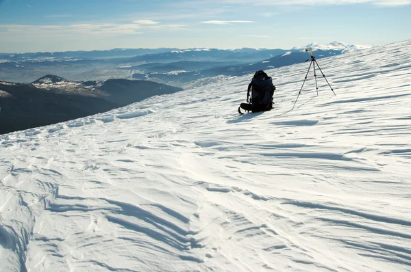 Ränsel och stativ i vinter berg — Stockfoto