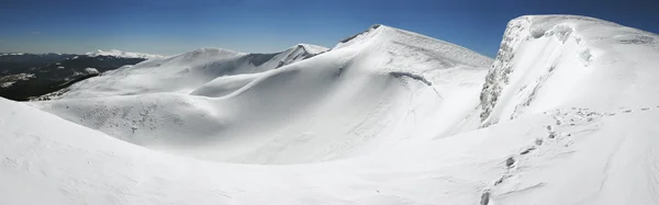 Crête des montagnes d'hiver — Photo
