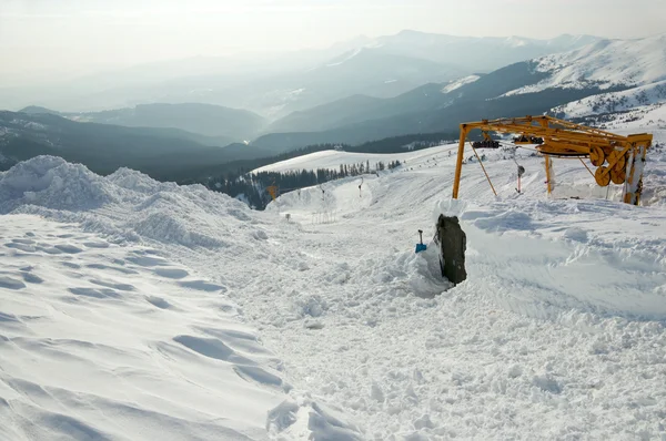 Pokryte śniegiem narciarskich ropeway — Zdjęcie stockowe