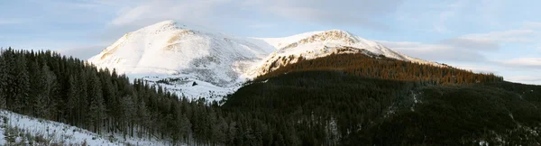 Daybreak гірський ландшафт — стокове фото