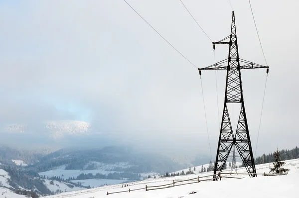 Βουνό και ηλεκτρικής ενέργειας — Φωτογραφία Αρχείου