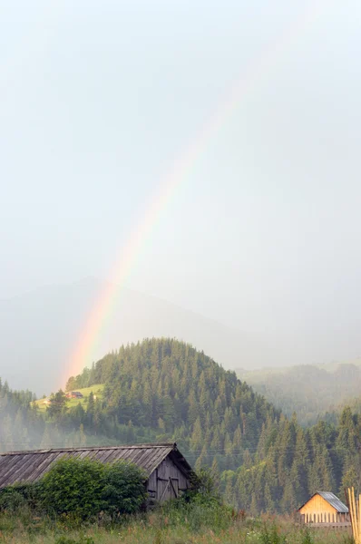 Regenboog over bergen — Stockfoto