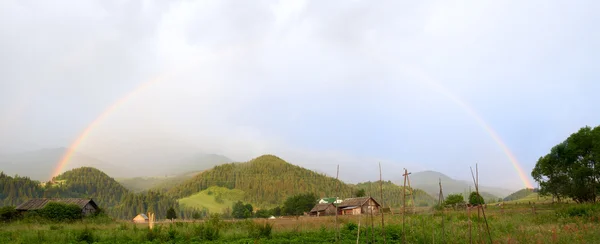 산을 넘는 무지개 — 스톡 사진