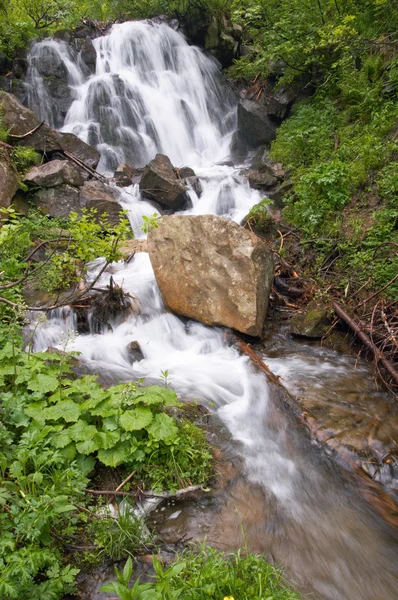 Zomer berg waterval — Stockfoto