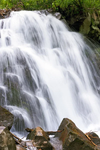 Sommaren mountain vattenfall — Stockfoto