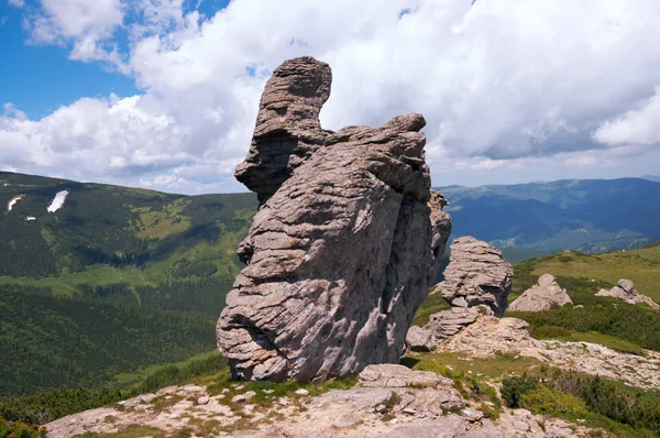 Stony figure on mountain ridge — Stock Photo, Image