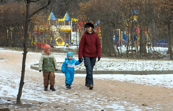 Familie im Stadtpark — Stockfoto