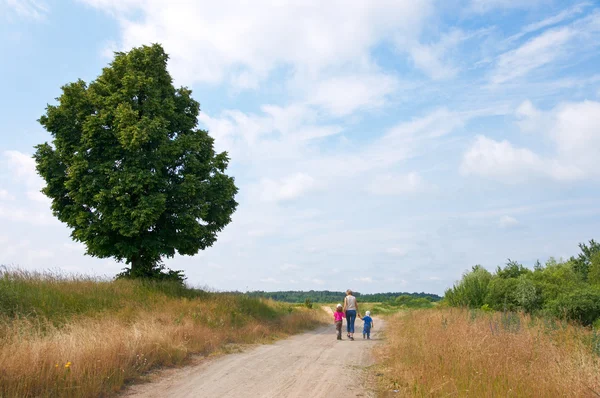 Family on rural road — Stock Photo, Image