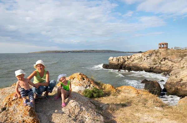 Familjen på seglar utmed kusten — Stockfoto