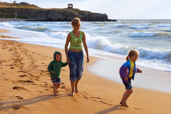 Familjen på surf beach — Stockfoto