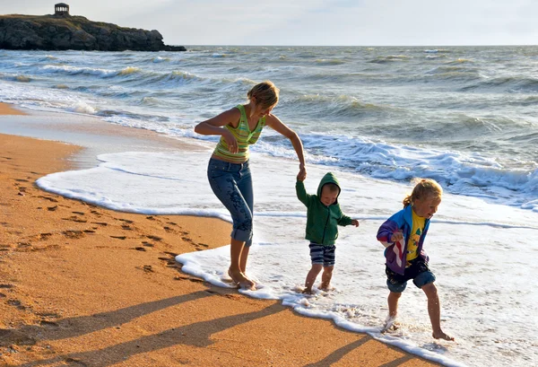 Οικογένεια στην παραλία surf — Φωτογραφία Αρχείου