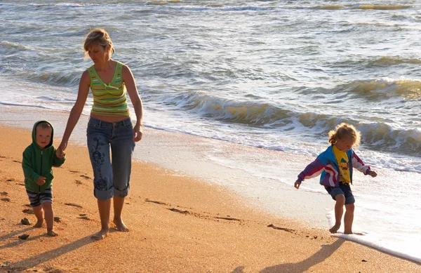 サーフビーチの家族 — ストック写真