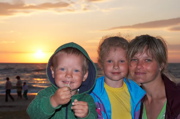 Сім'я на вечірньому пляжі — стокове фото