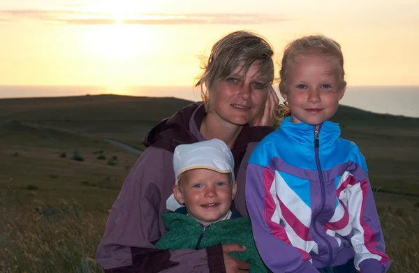 Familj och solnedgång — Stockfoto