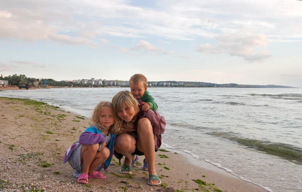 Familie am Strand — Stockfoto
