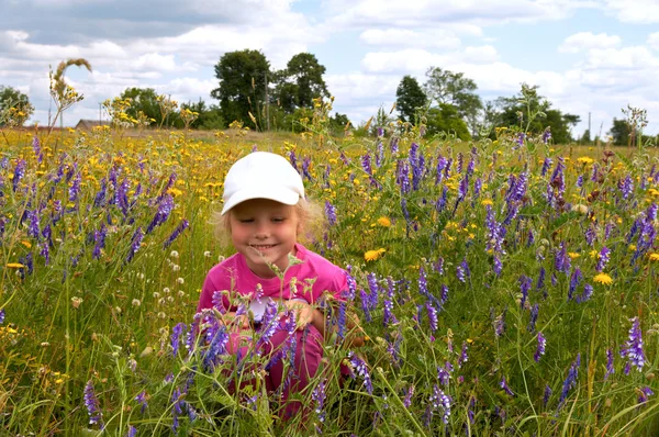 Fille sur prairie florissante — Photo