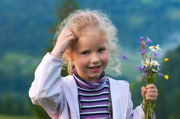 Dziewczyna i dzikie kwiaty — Zdjęcie stockowe