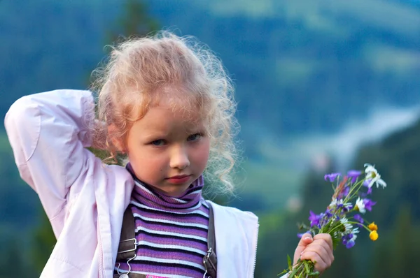 Девушка и полевые цветы — стоковое фото