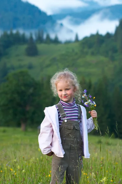 女の子と野の花 — ストック写真