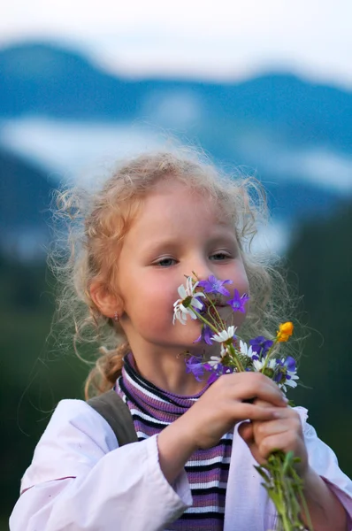 Menina e flores silvestres — Fotografia de Stock
