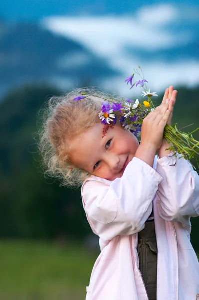 Meisje en wilde bloemen — Stockfoto